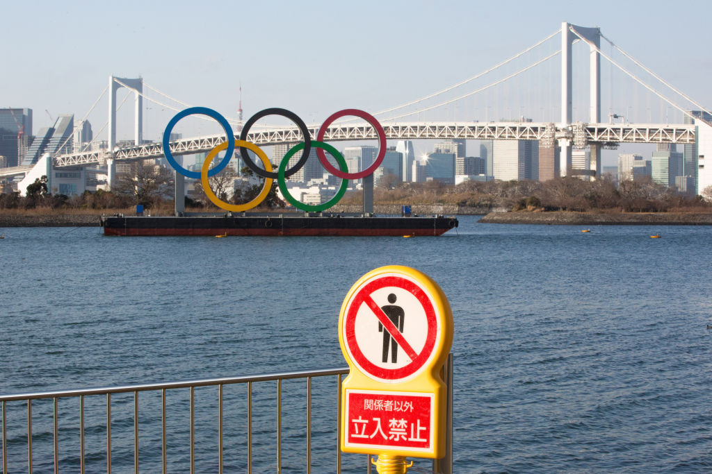 Prohibición de paso ante el logo de los JJOO en Tokio