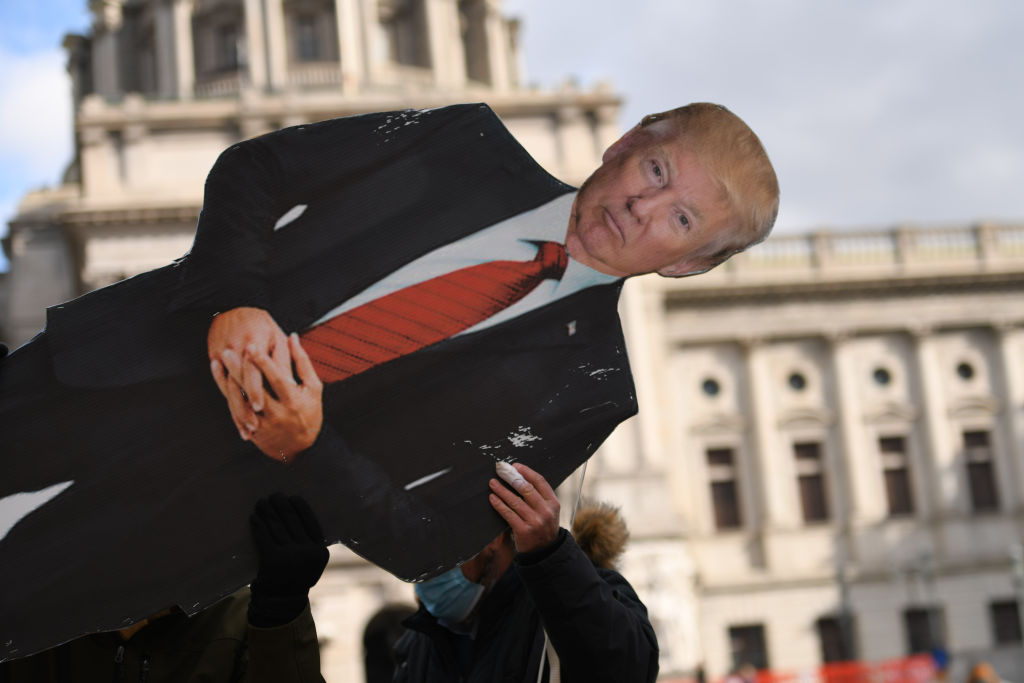 Seguidor de Trump porta un cartel con su forma ante el Capitolio
