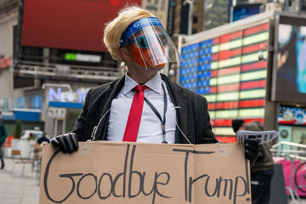 Un fanático despidiendo a Trump