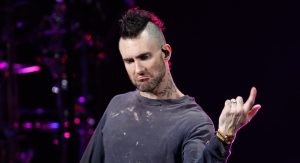 Ni perdón ni olvido: Chilenos continúan "molestando" a Adam Levine a un año de su show en el Festival de Viña