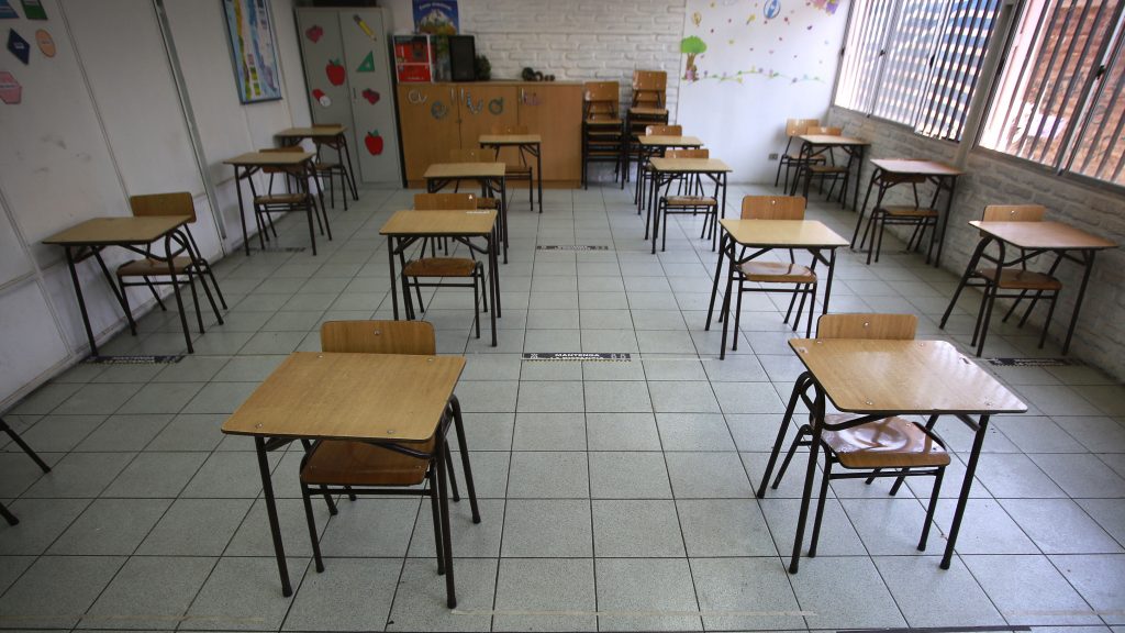 "Es una vulneración": abogada experta en educación criticó bloqueo a alumna para recibir clases online por deuda impaga