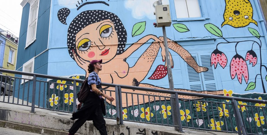 “Va de nuestro ciclo menstrual”: Mon Laferte reveló de qué se trata el mural que pintó en el Cerro Alegre de Valparaíso