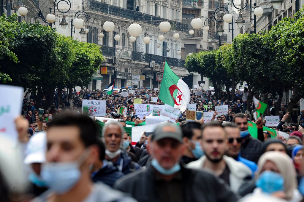 Los argelinos salieron a las calles a protestar contra el gobierno