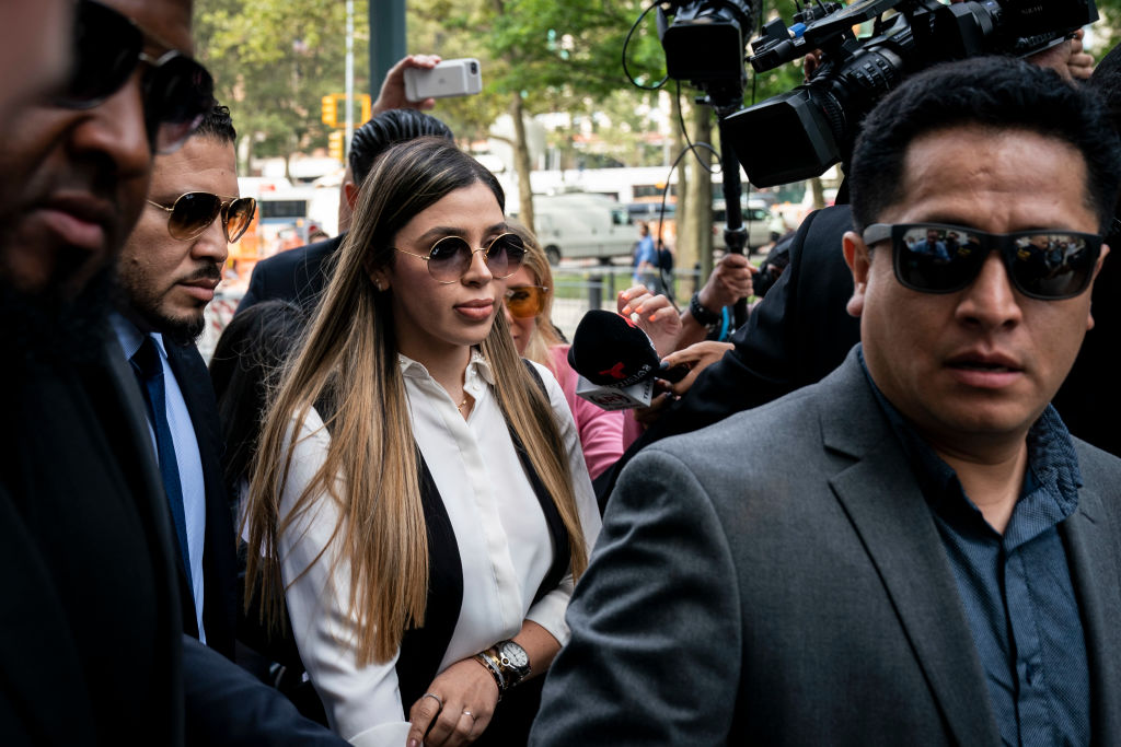 Emma Coronel Aispuro llegando a una corte federal de Nueva York