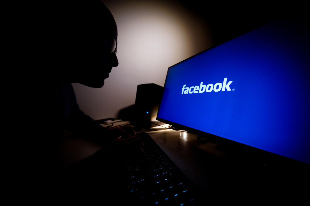 Un usuario observa la pantalla de inicio de Facebook