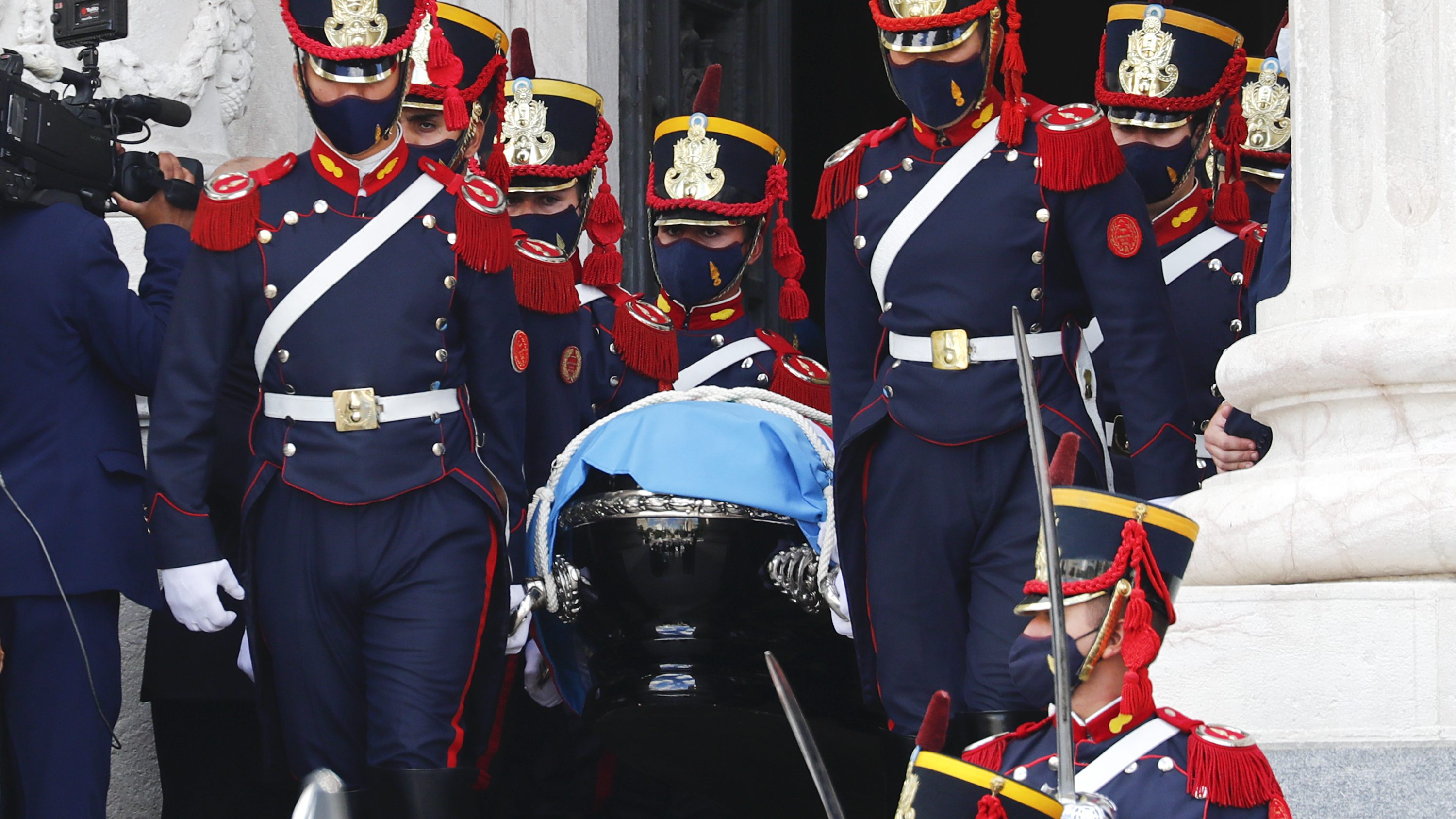 Argentina: Expresidente Carlos Menem fue enterrado junto a ...