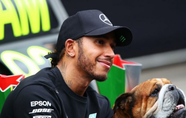 Lewis Hamilton renovó por una temporada más con Mercedes