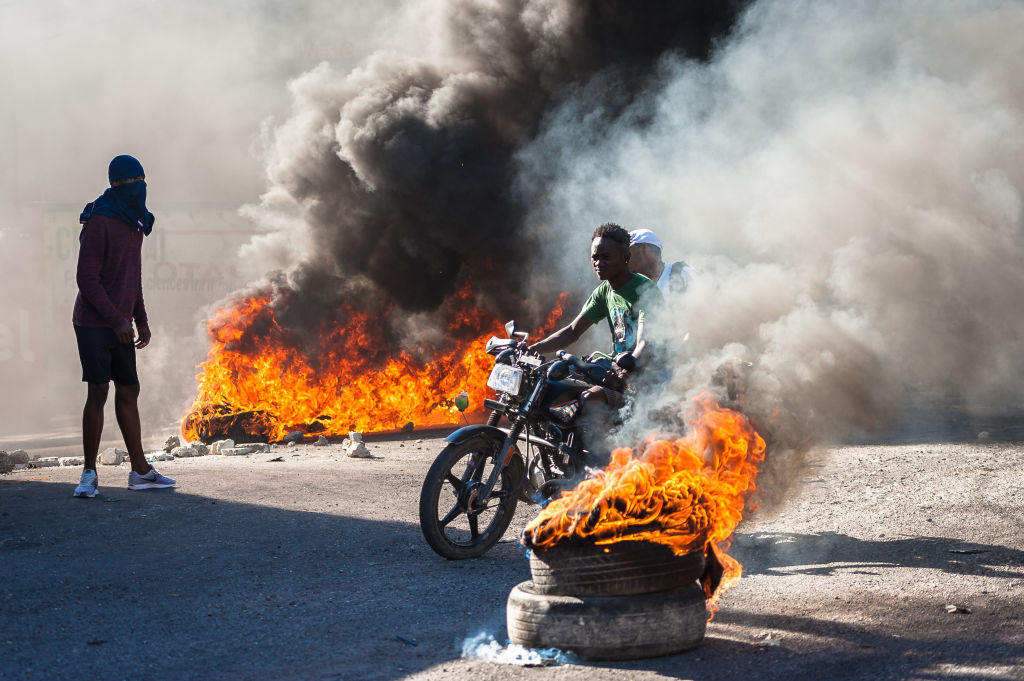 Manifestantes queman neumáticos en las calles de Haití