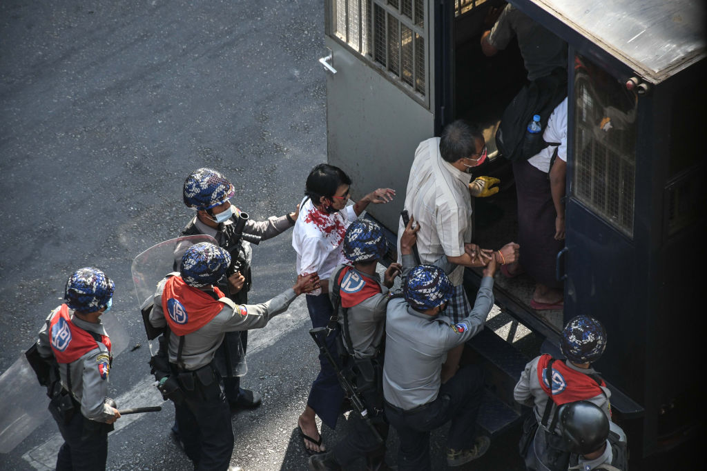 Fuerzas de seguridad detienen a manifestantes en Rangún