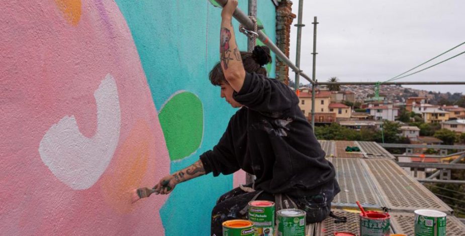 Mon Laferte realizó un nuevo mural en Valparaíso para concientizar sobre la contaminación de los océanos