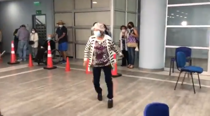 El animado baile de una mujer de 86 años tras recibir vacuna contra Covid-19 en Antofagasta