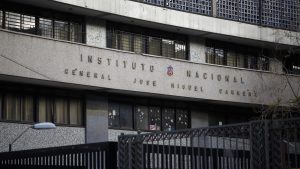 Incidentes en el Instituto Nacional terminan con incendio y dos detenidos