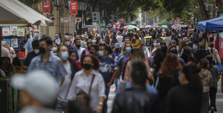 Colegio Médico: “No se cumplen los indicadores para realizar este desconfinamiento en la región Metropolitana”