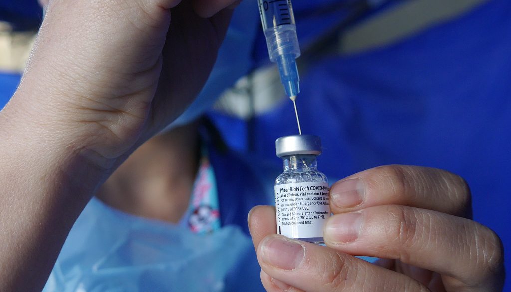 Infectóloga responde: ¿Qué tan segura es la vacunación Pfizer en adolescentes de 12 a 17 años?