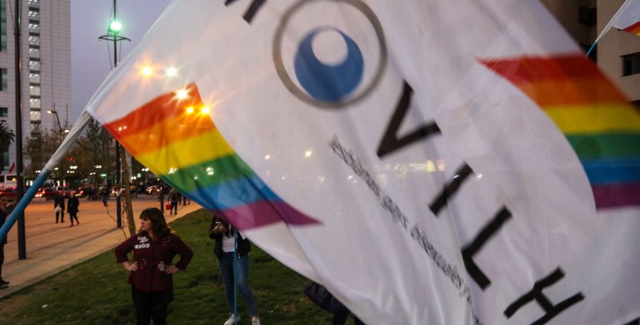 “Es una clara incitación a la violencia”: Movilh repudió la negativa del Vaticano a bendecir a parejas del mismo sexo