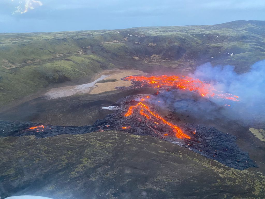 La guardia costera de Islandia captó la lava que emana de un volcán