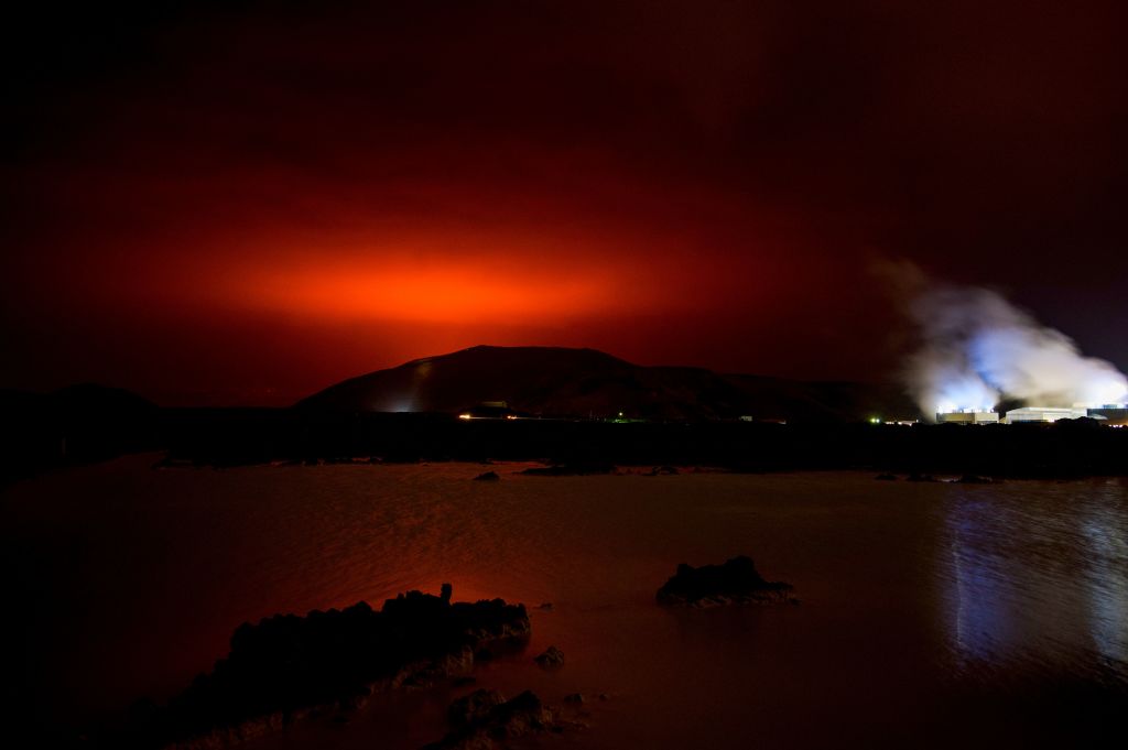 El magma que sale de Fagradalsfjall ilumina la noche en Islandia