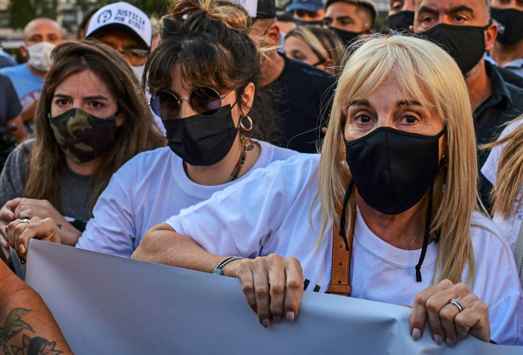 Claudia Villafane acompañada de Giannina y Dalma Maradona