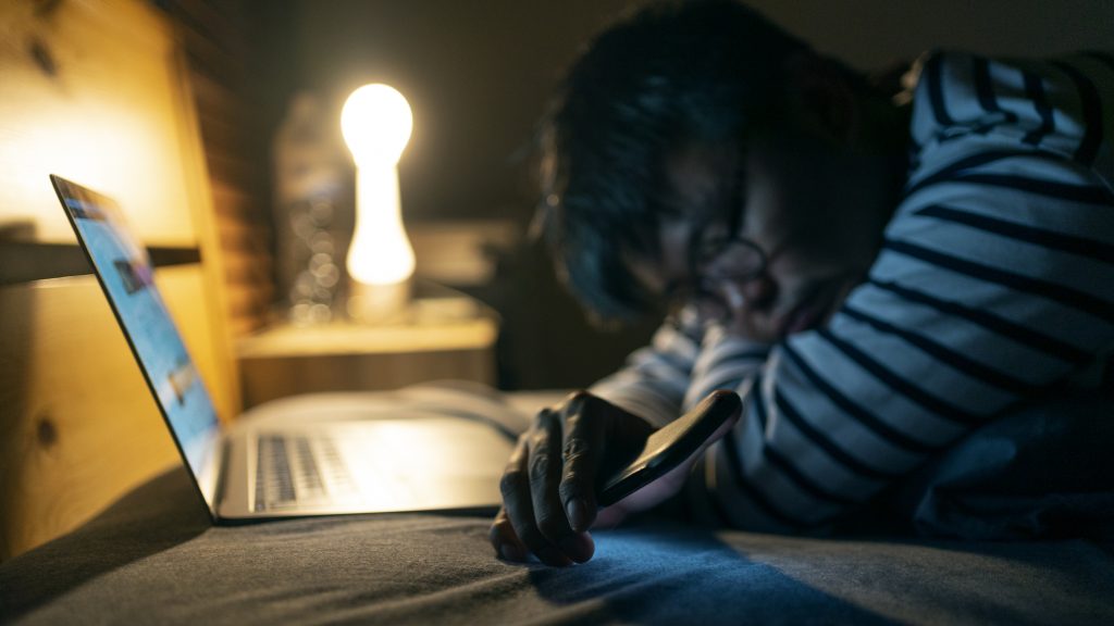 Estudio reveló que comer tarde y dormirse de madrugada influye negativamente en el peso