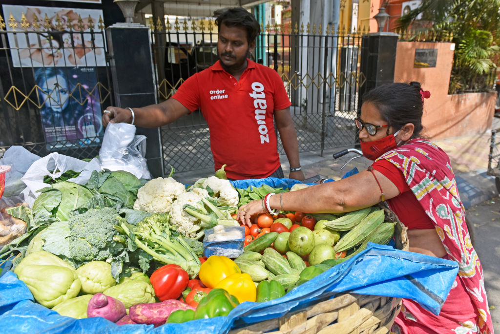 Una mujer vende vegetales en la ciudad de Calcuta