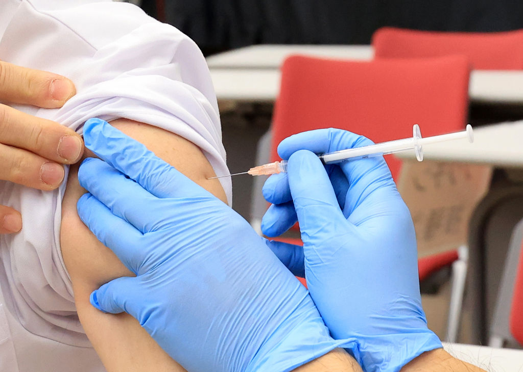 Un trabajador médico recibe la vacuna del Covid-19 en Japón
