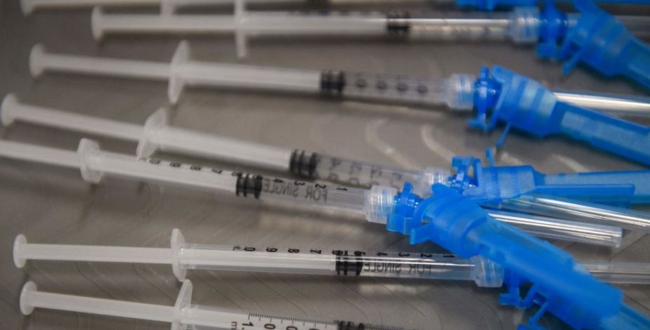 Directora médica de ensayos de Sinovac: “En la comunidad científica cada vez se está conversando más la posibilidad de una tercera dosis”