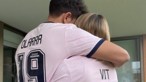 Lo Logre Rafael Olarra Y Lucila Vit Posaron En Instagram Con La Nueva Camiseta De La U