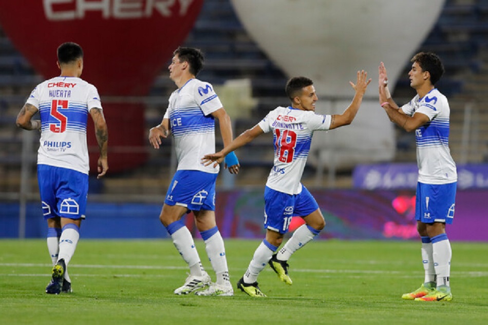 Universidad Católica venció a Curicó en San Carlos y alcanzó el liderato del Campeonato Nacional