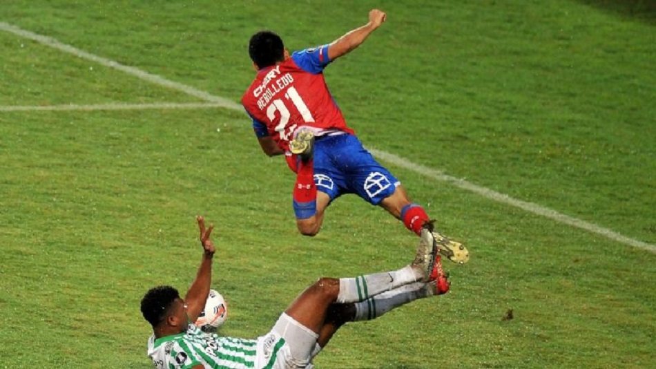 Universidad Católica tuvo un amargo debut en la Copa Libertadores tras caer ante Atlético Nacional en Colombia