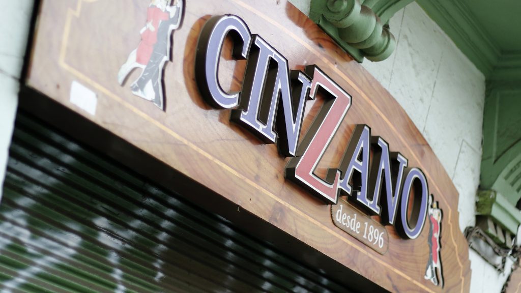 "No puede quedar en el olvido": Histórico bar Cinzano de Valparaíso prepara su reapertura para junio