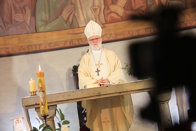 Internan "de manera preventiva" a cardenal Celestino Aós tras contagiarse de Covid-19