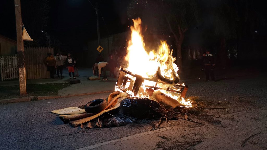 Barricadas y ataques a comisarías se registraron en la RM tras ingreso de requerimiento al TC