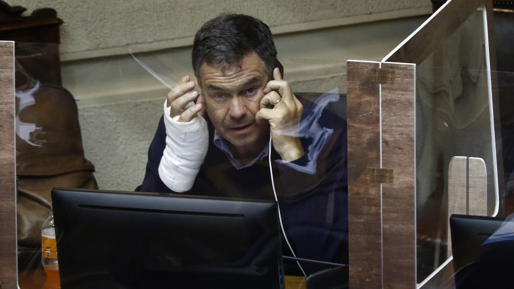Senador Ossandón y proyecto de tercer retiro de fondos de AFP: "Pamela Jiles le hizo un jaque mate al Gobierno"