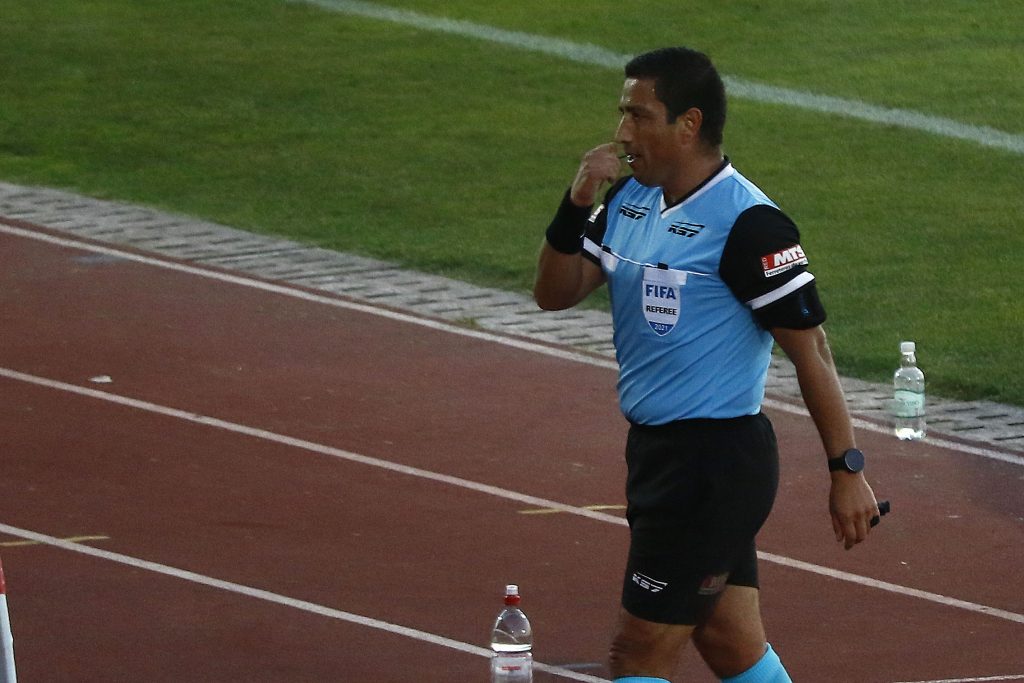 Eduardo Gamboa y Christian Schiemann dieron positivo por Covid-19 y quedaron fuera del arbitraje en Copa Libertadores
