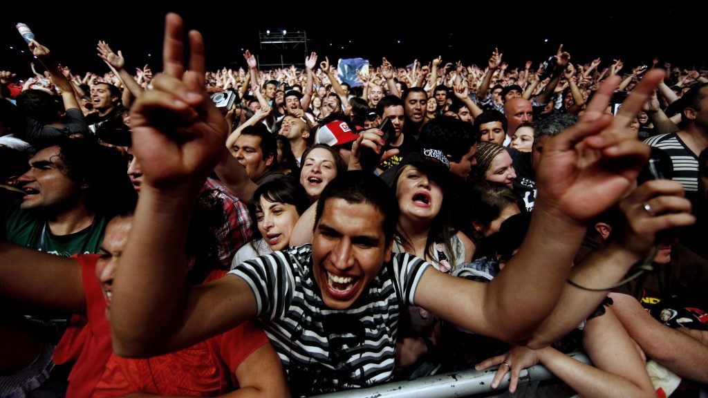 "Arriba del Escenario": La tesis universitaria que se convirtió en un libro sobre la historia de los megaconciertos en Chile