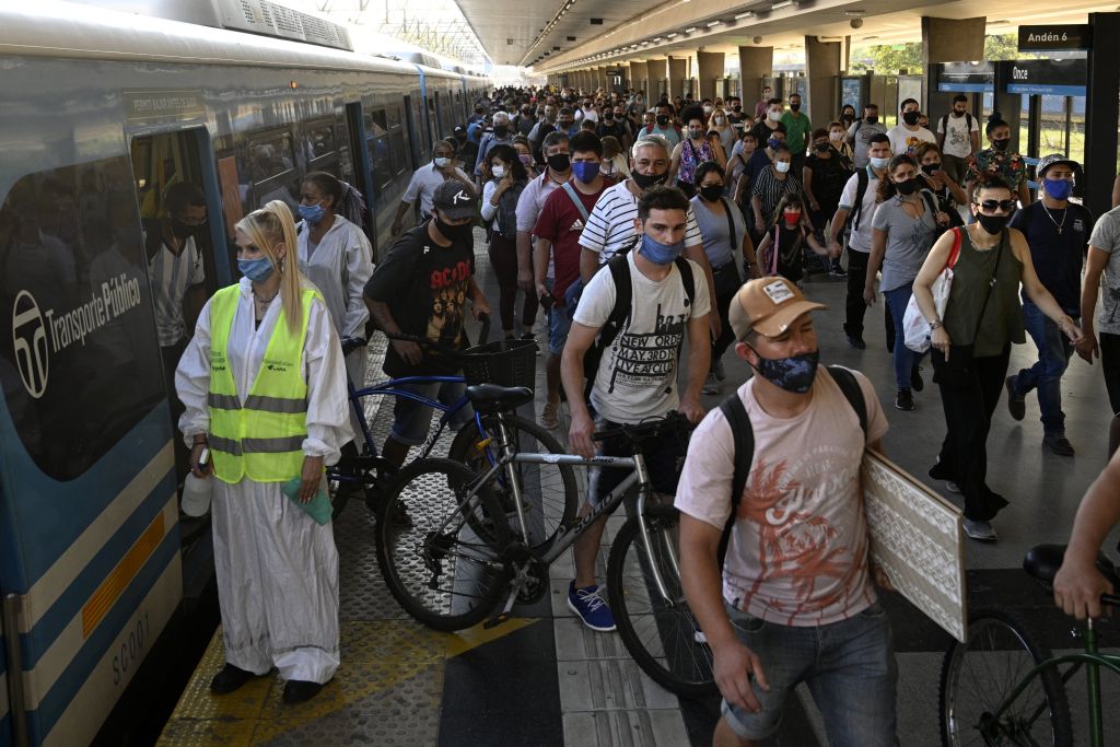 Los habitantes de Buenos Aires utilizan mascarillas en el transporte público