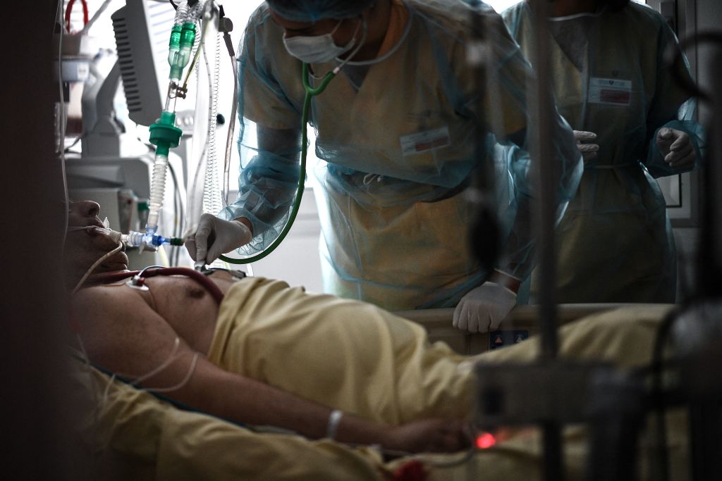 Paciente Covid-19 recibe atención en un hospital de Francia