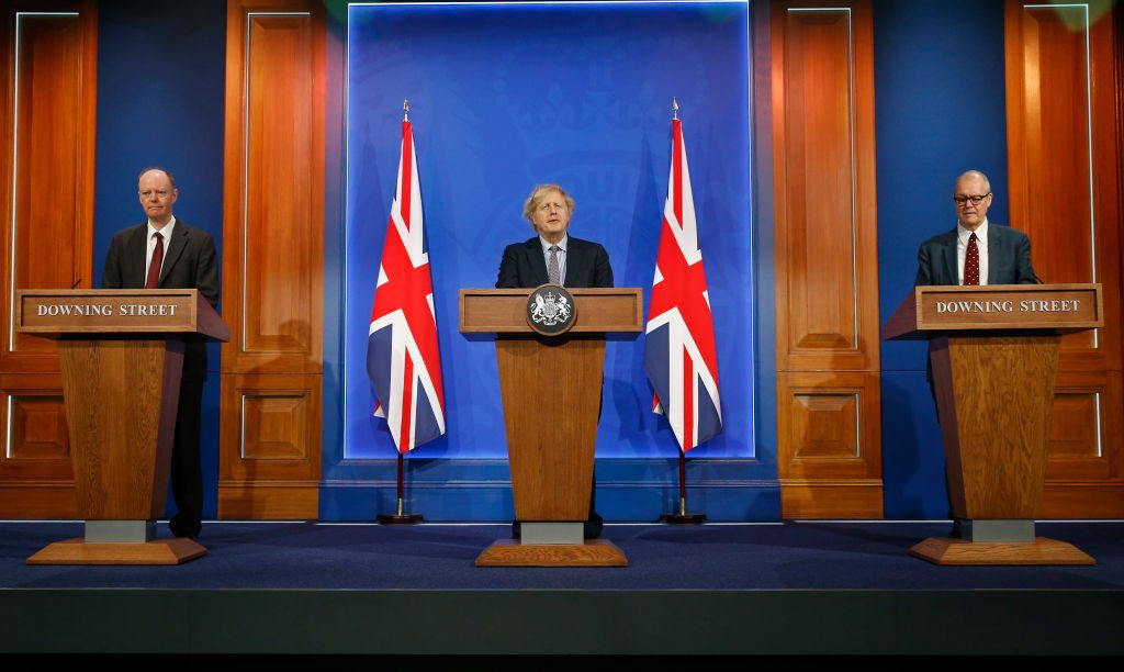 El consejero de Salud Chris Whitty el primer ministro Boris Johnson y el asesor jefe científico Patrick Vallance