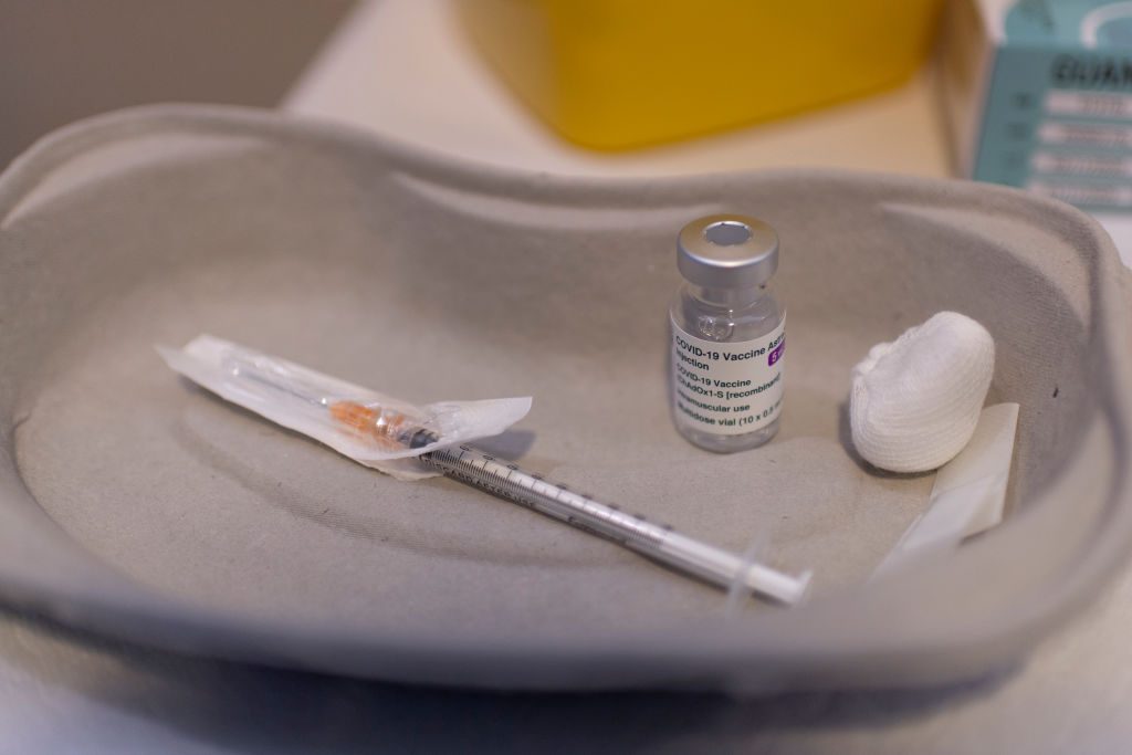 Investigador del estudio de AstraZeneca por casos de coágulos: "Hablamos de una situación extraordinariamente infrecuente"