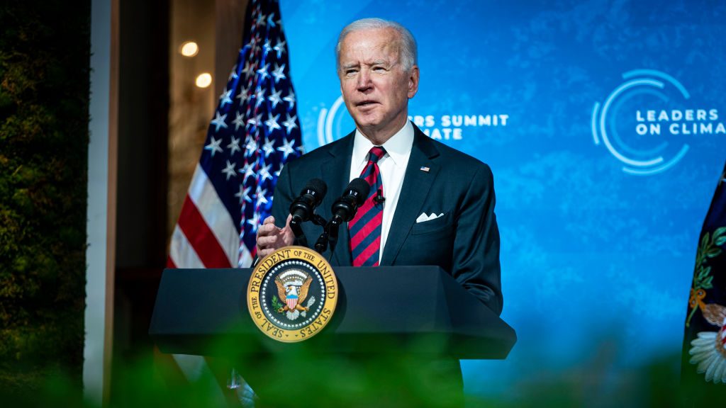 Biden se compromete a reducir en 50% las emisiones de gas invernadero de EE.UU. para 2030