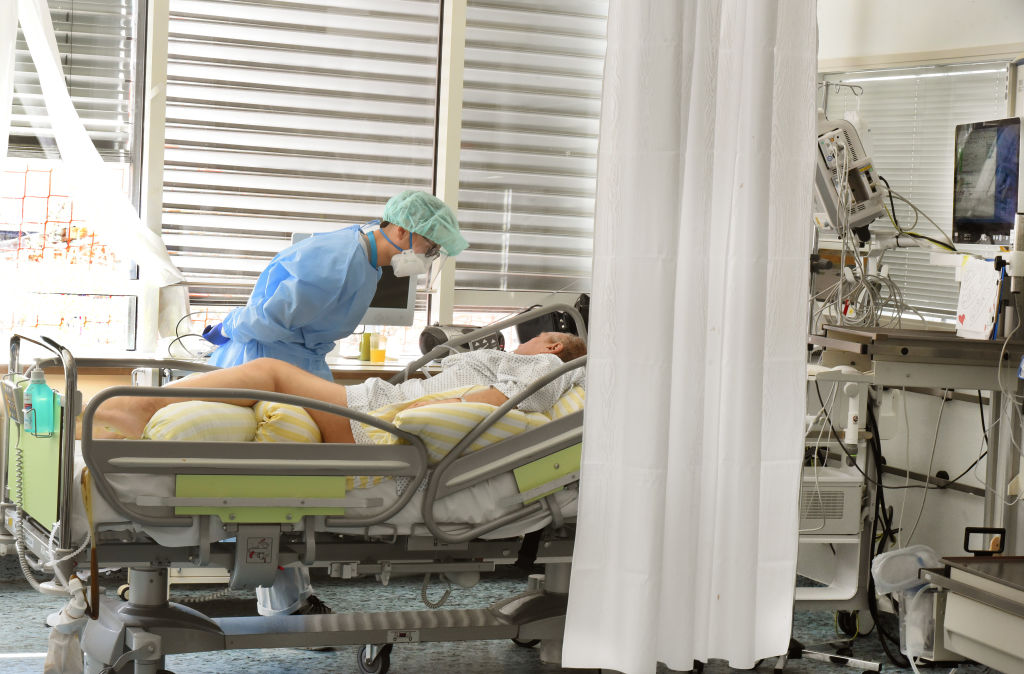 Trabajadores de la salud cuidan a pacientes Covid-19 en un hospital de Leipzig