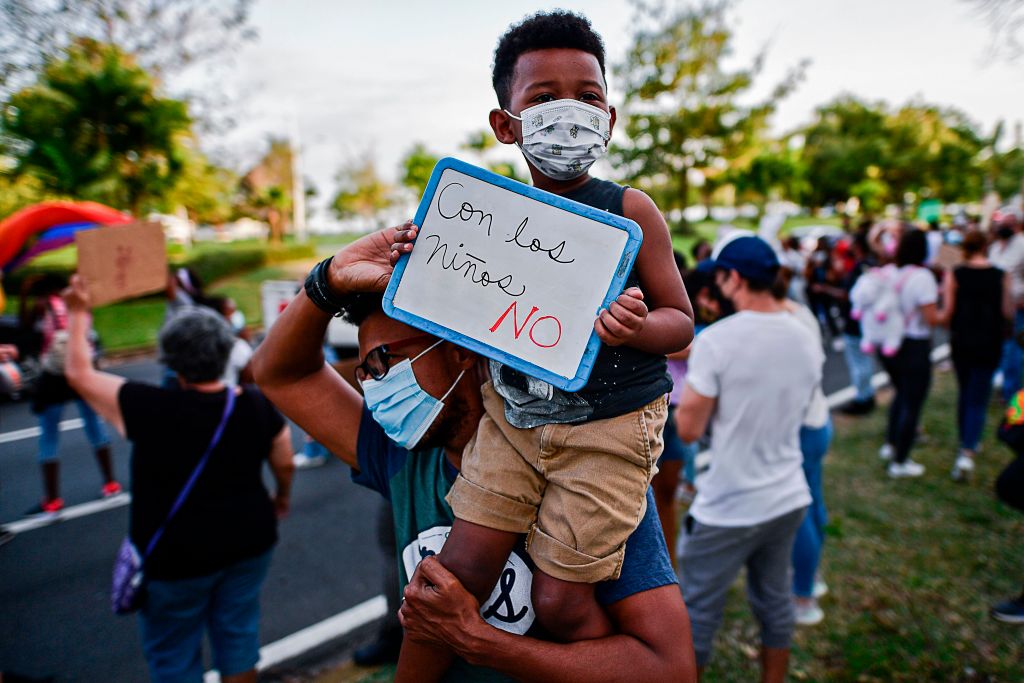 Un familia protesta contra los abusos a menores de edad en Ciudad de Panamá