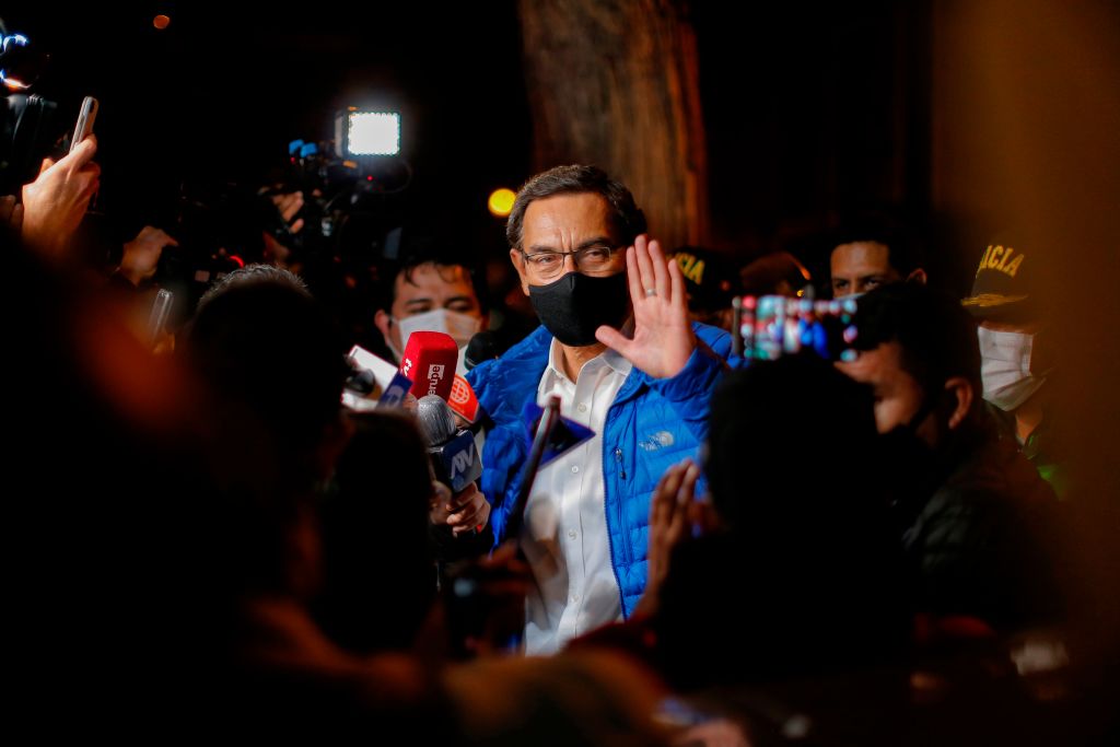 Vizcarra a las puertas de la sede del congreso en Lima