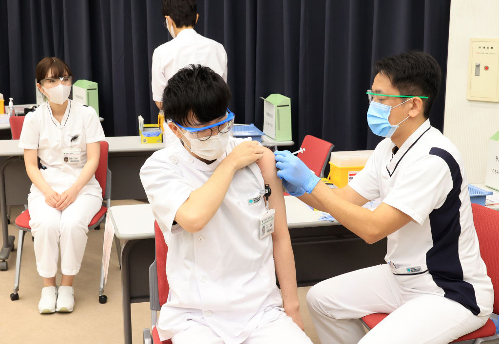 Trabajadores de la salud son vacunados contra el Covid-19 en Tokyo