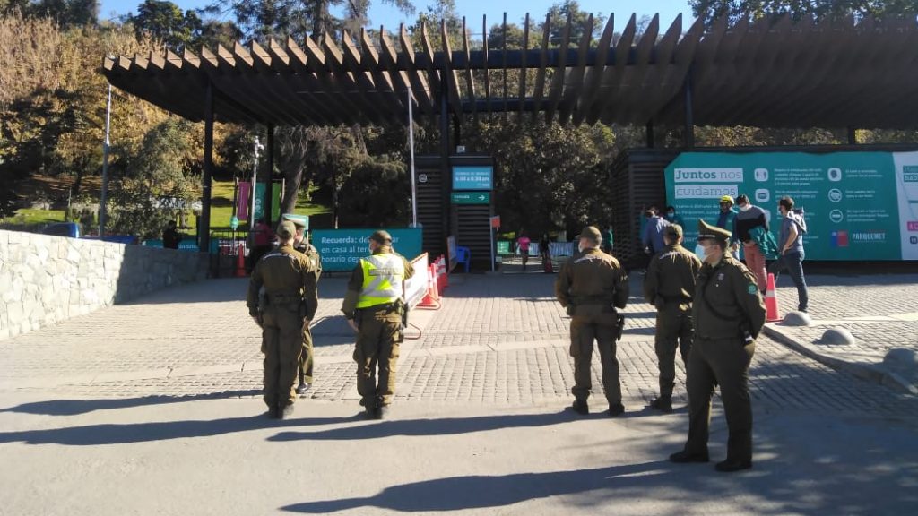 Estricta fiscalización de Carabineros en Cerro San Cristóbal dejó cinco personas detenidas tras horario de la franja deportiva