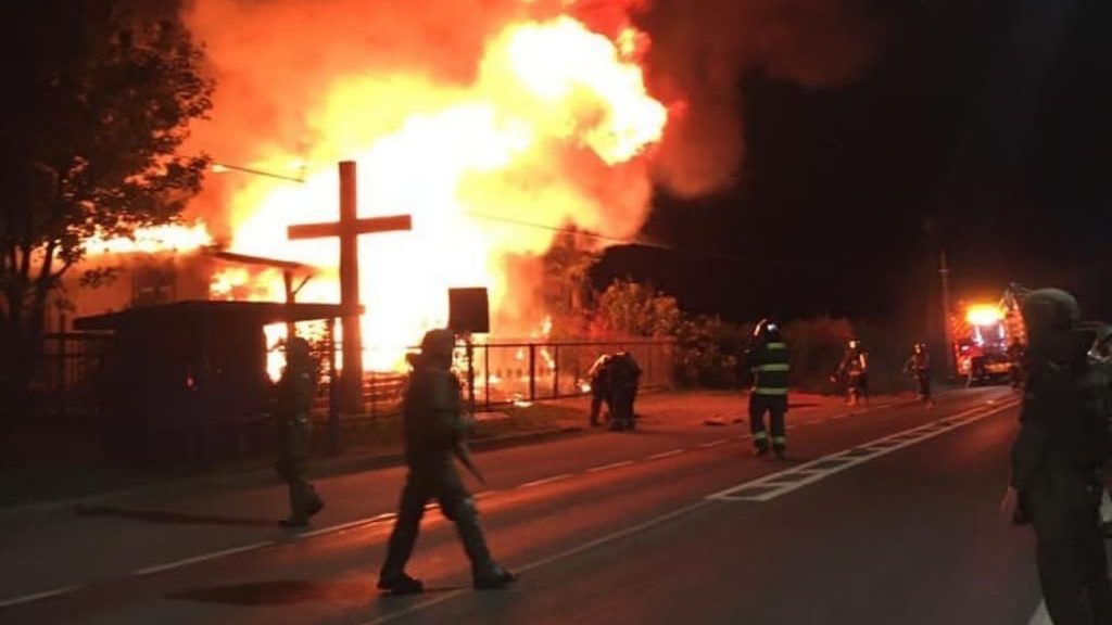 Atentado incendiario en La Araucanía: queman iglesia en Padre Las Casas
