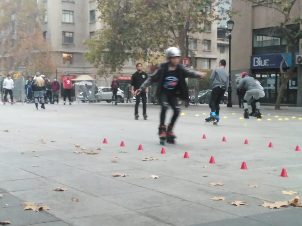 Grupo de patinadores aprovecha la franja deportiva para realizar clases de patinaje gratis