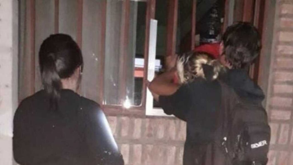 Ladrona embarazada quedó atascada en una reja mientras asaltaba centro deportivo