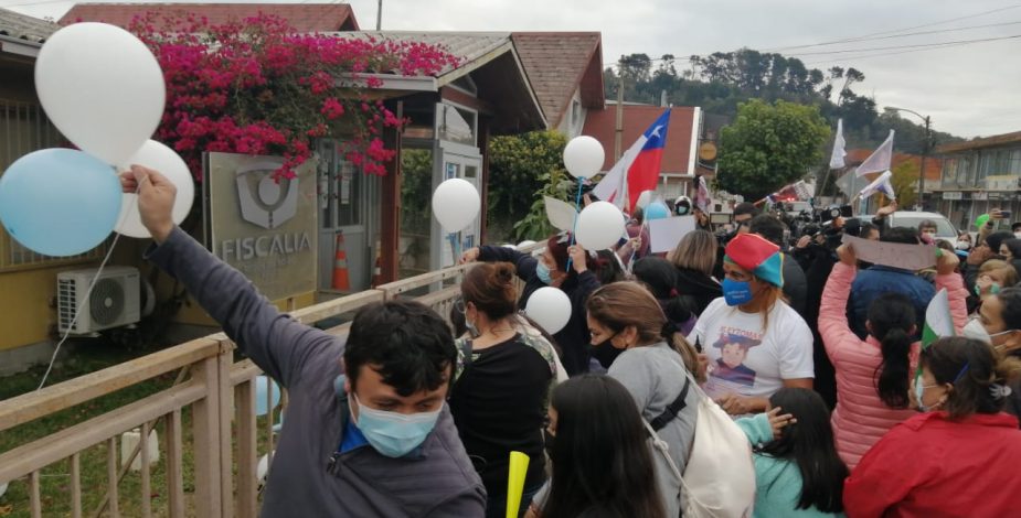 “No le creemos a la fiscalía ni al SML”: Mamá de Tomás Bravo encabezó masiva marcha pidiendo justicia
