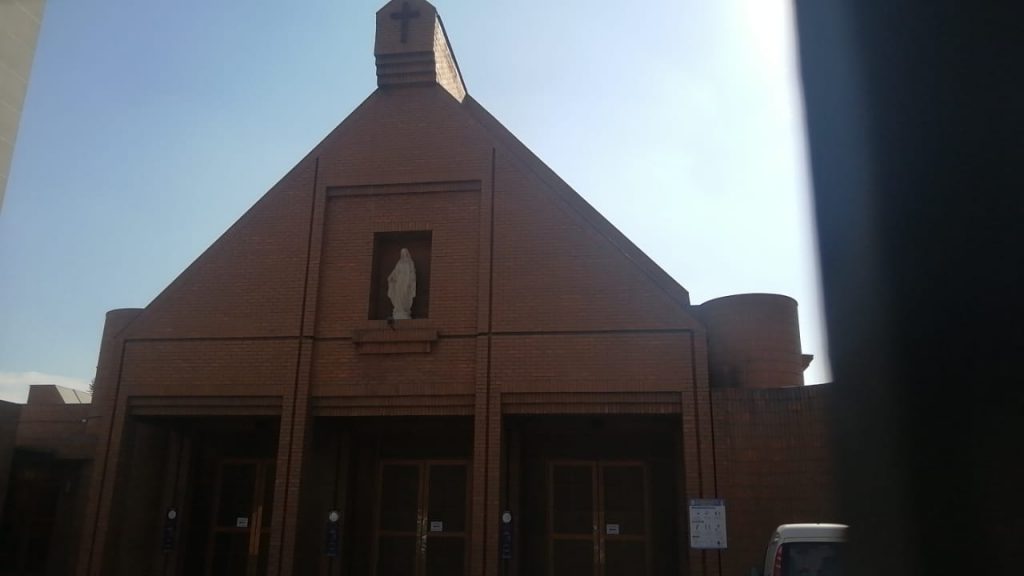 Detienen a 12 personas que participaban en matrimonio clandestino en iglesia de Las Condes